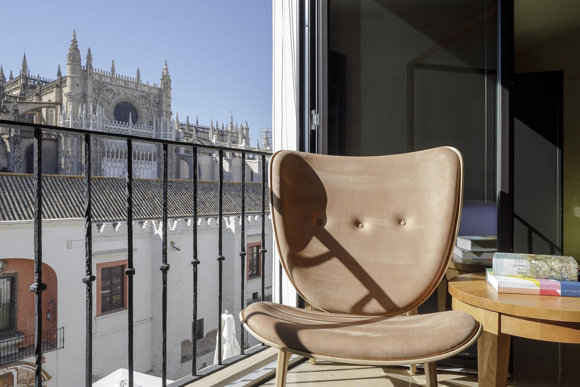 Eme Catedral Mercer Hotel Sevilla Bagian luar foto The Butterfly chair