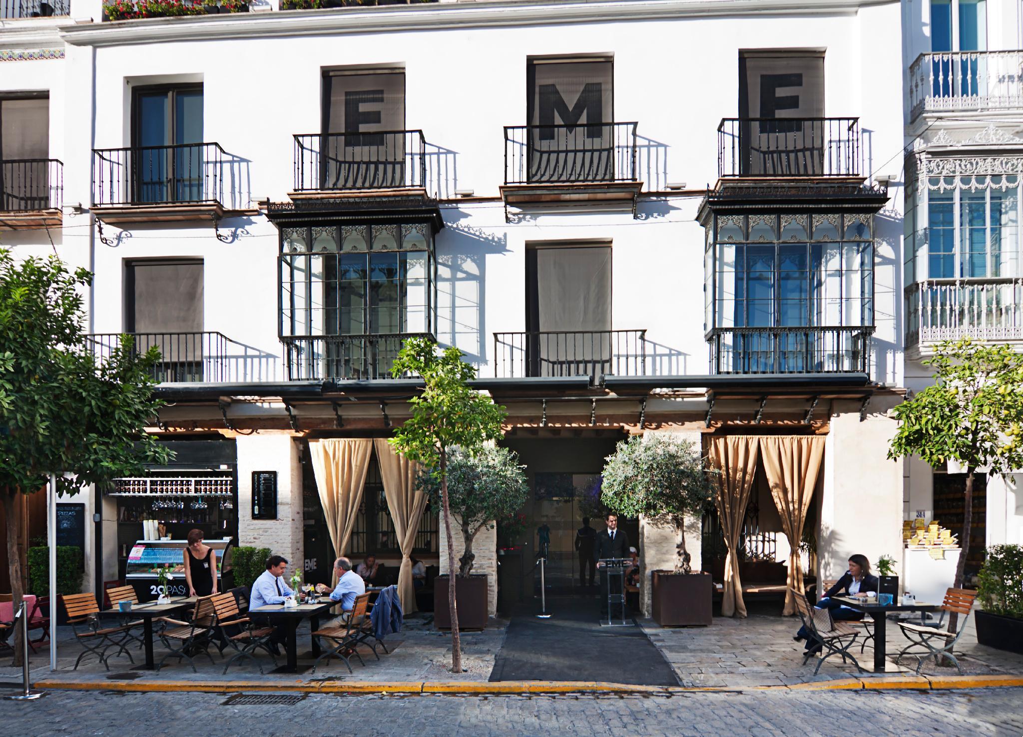 Eme Catedral Mercer Hotel Sevilla Bagian luar foto A typical café in Seville