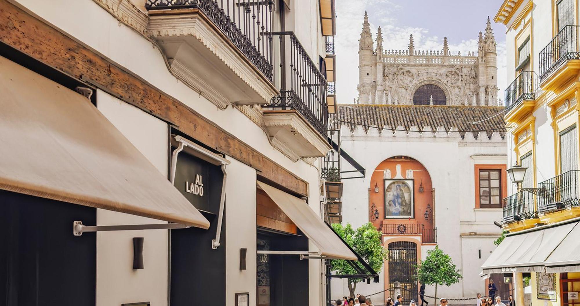 Eme Catedral Mercer Hotel Sevilla Bagian luar foto A shop in Granada, Spain