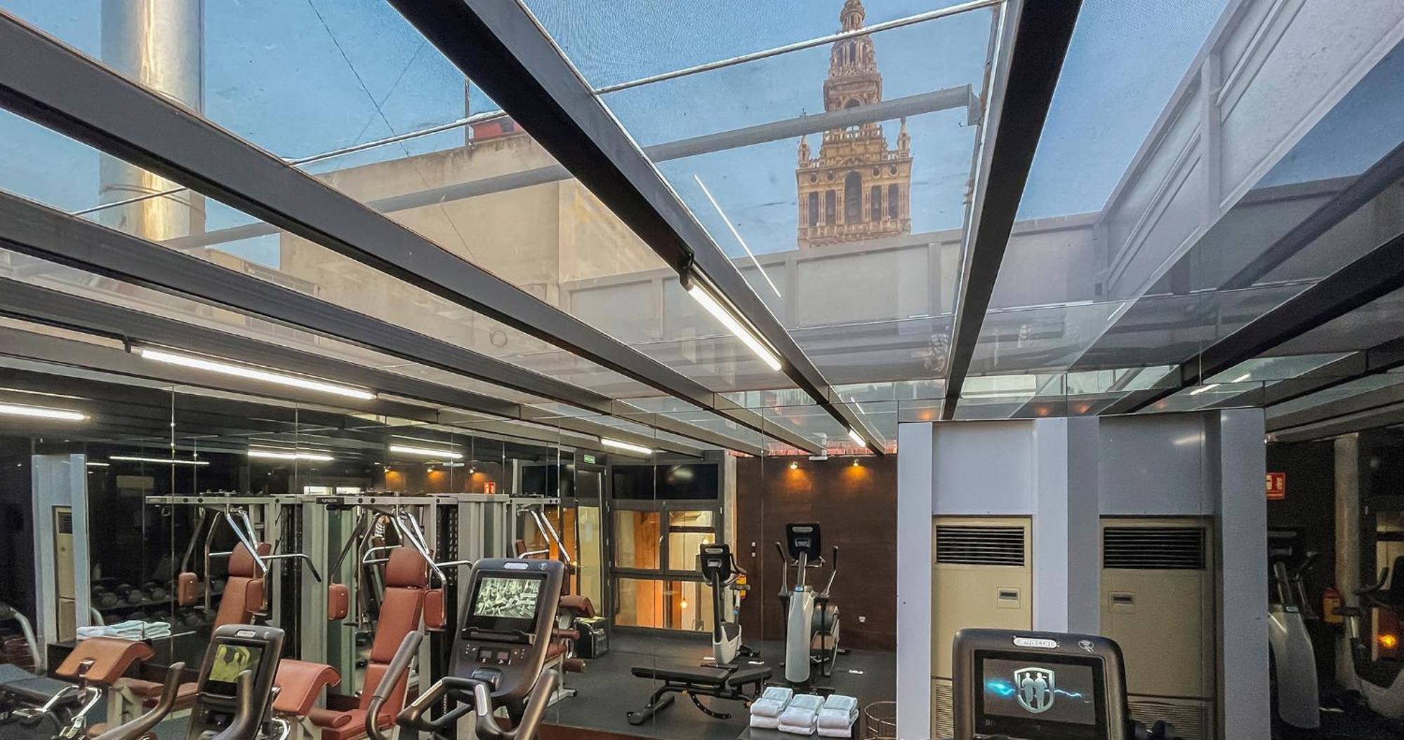 Eme Catedral Mercer Hotel Sevilla Bagian luar foto The gym at the hotel