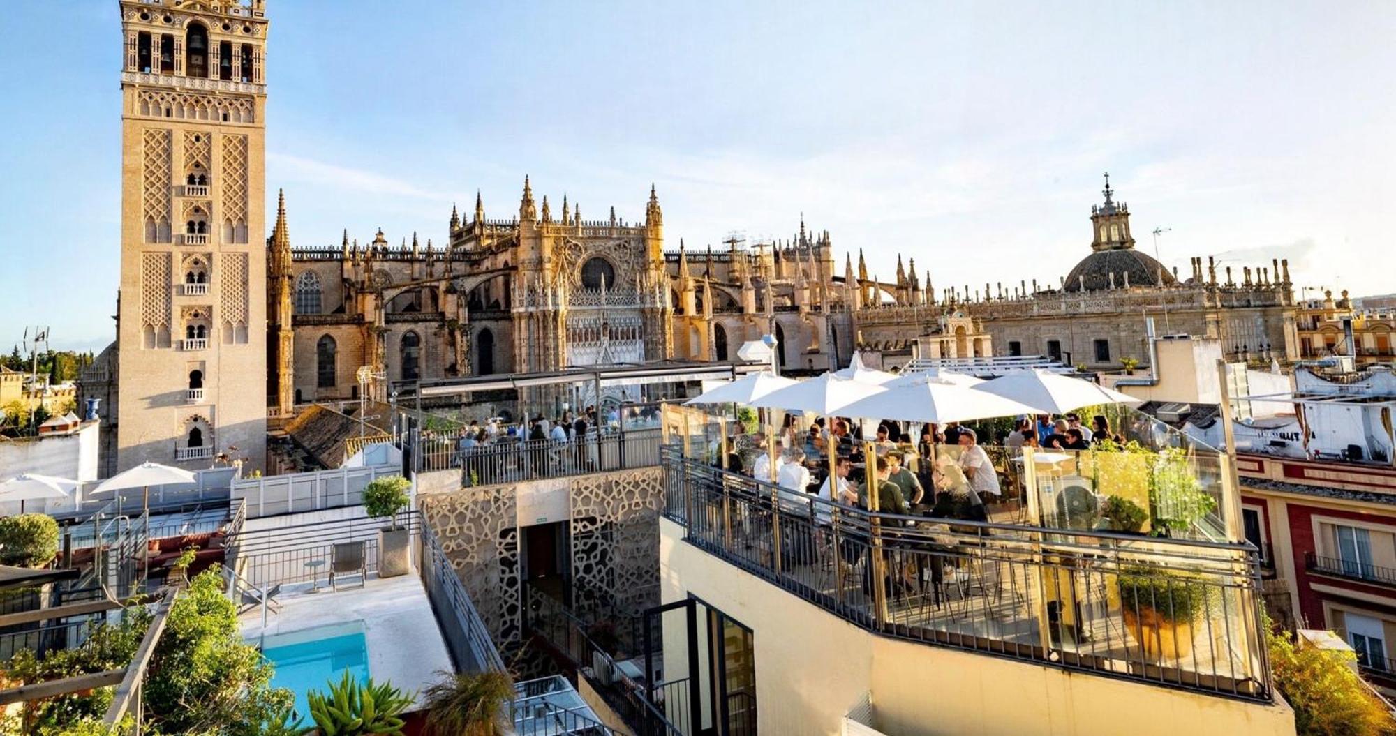 Eme Catedral Mercer Hotel Sevilla Bagian luar foto The roof terrace of the hotel
