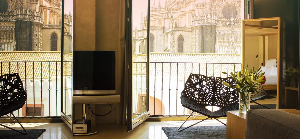 Eme Catedral Mercer Hotel Sevilla Bagian luar foto The interior of a typical apartment