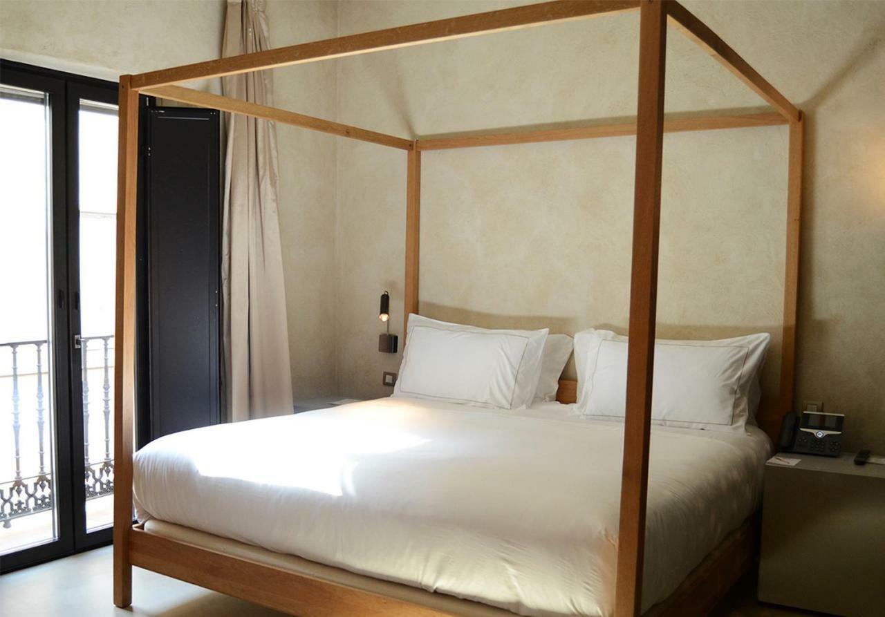 Eme Catedral Mercer Hotel Sevilla Bagian luar foto A four-poster bed