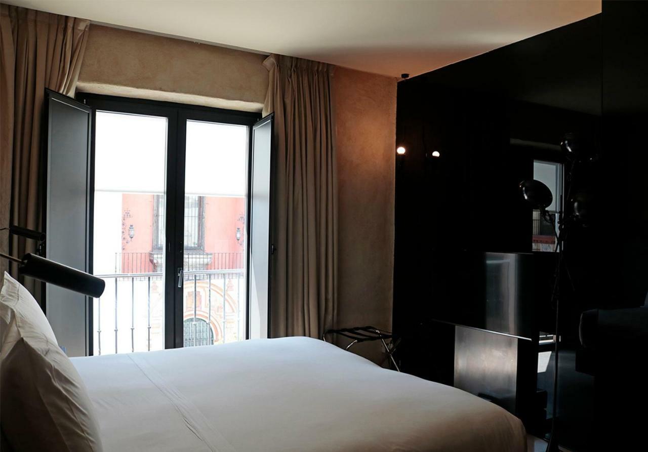 Eme Catedral Mercer Hotel Sevilla Bagian luar foto A room at the hotel