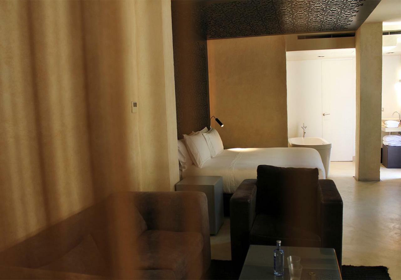 Eme Catedral Mercer Hotel Sevilla Bagian luar foto A room at the hotel