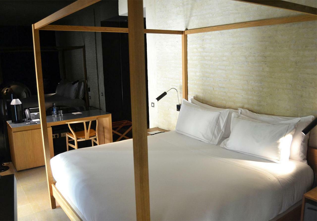 Eme Catedral Mercer Hotel Sevilla Bagian luar foto A room at the hotel