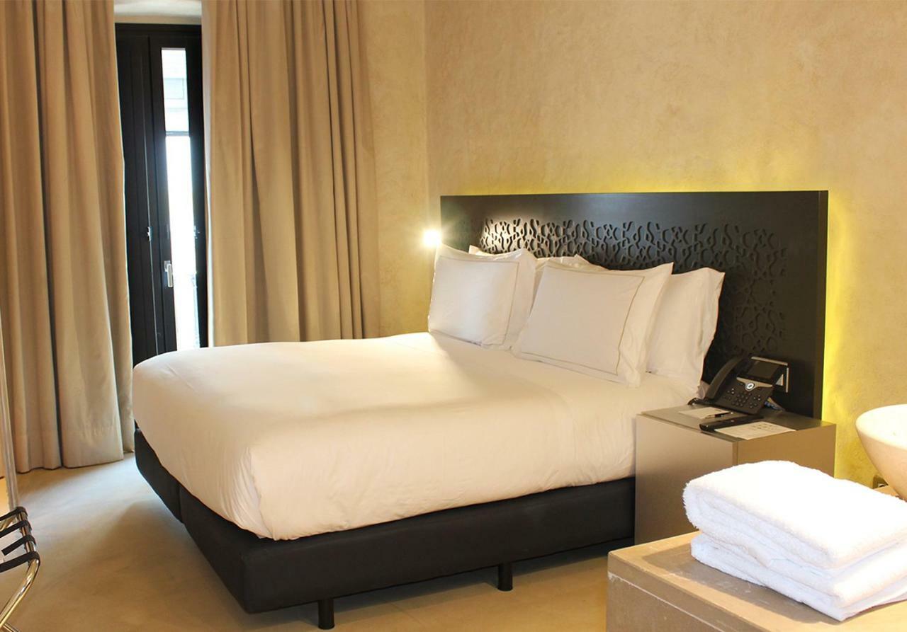 Eme Catedral Mercer Hotel Sevilla Bagian luar foto A bedroom at the hotel