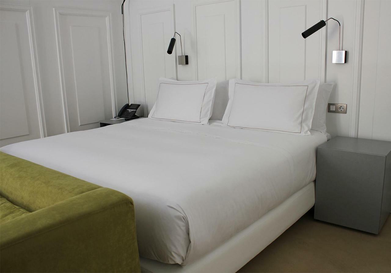 Eme Catedral Mercer Hotel Sevilla Bagian luar foto A bed with a duvet
