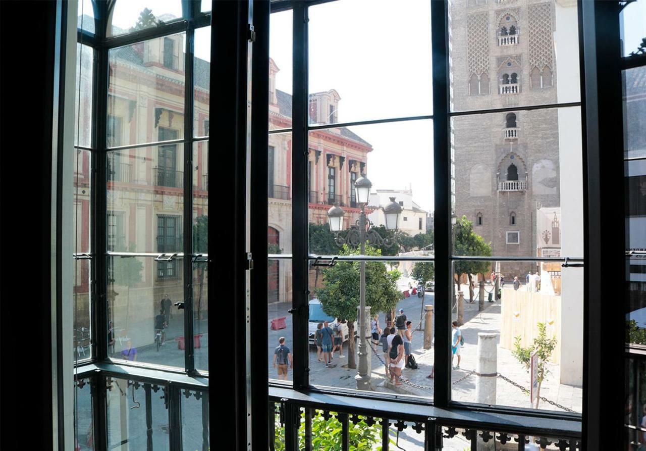 Eme Catedral Mercer Hotel Sevilla Bagian luar foto A window in the house of Picasso in Barcelona