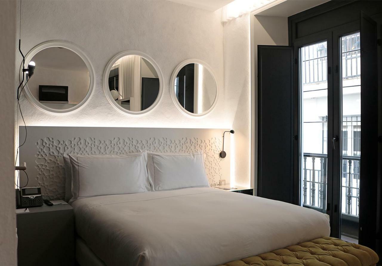 Eme Catedral Mercer Hotel Sevilla Bagian luar foto A room at the hotel