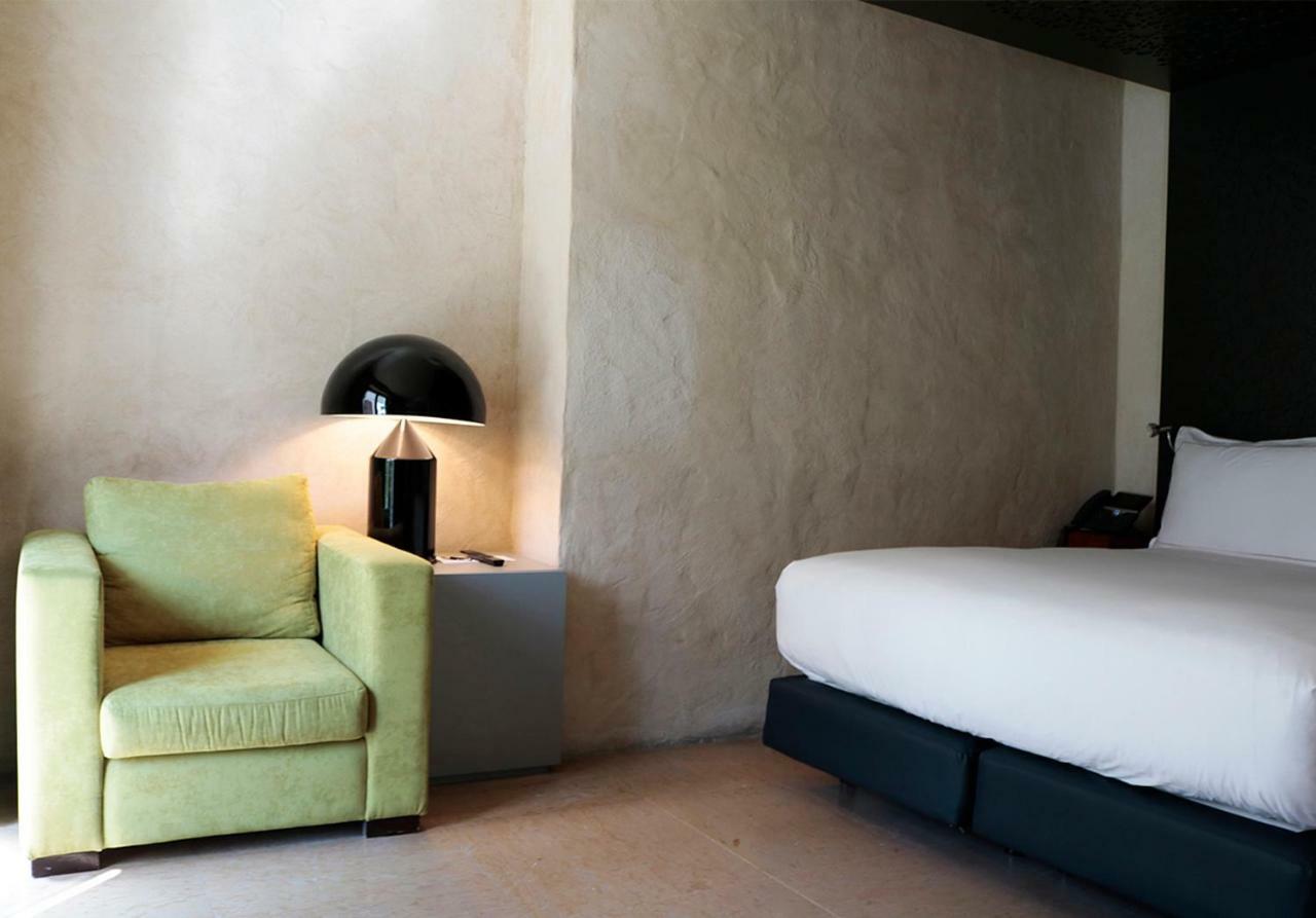Eme Catedral Mercer Hotel Sevilla Bagian luar foto A room at the hotel