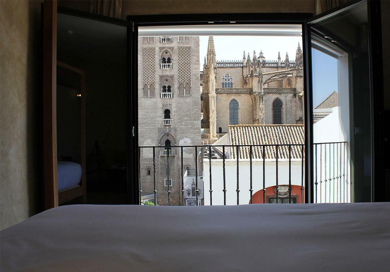 Eme Catedral Mercer Hotel Sevilla Bagian luar foto View of the Cathedral of Seville from the hotel