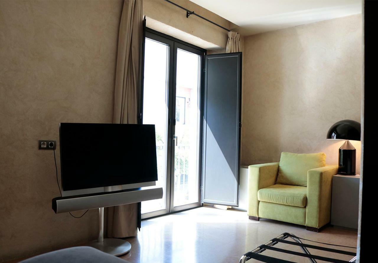 Eme Catedral Mercer Hotel Sevilla Bagian luar foto A room at the hotel