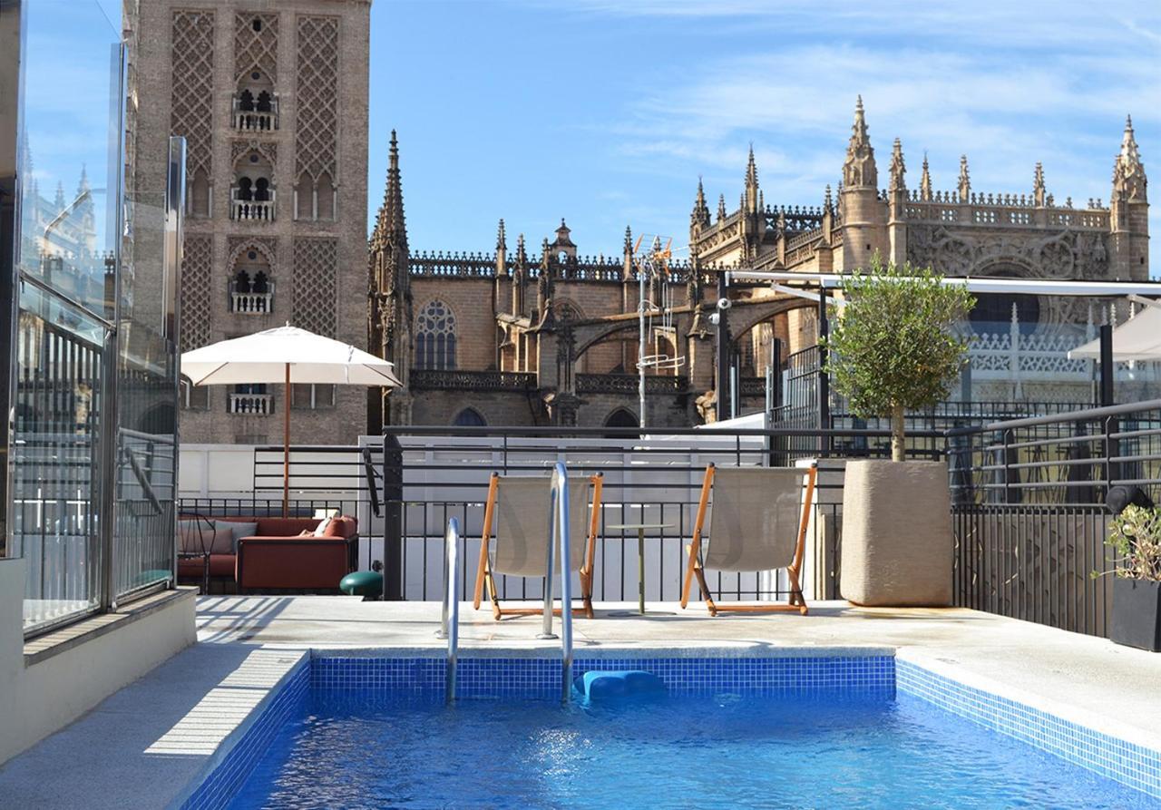 Eme Catedral Mercer Hotel Sevilla Bagian luar foto Rooftop pool at Hotel Casa 1887