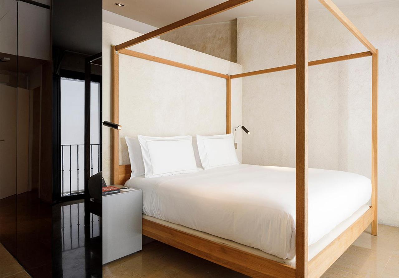 Eme Catedral Mercer Hotel Sevilla Bagian luar foto A four-poster bed