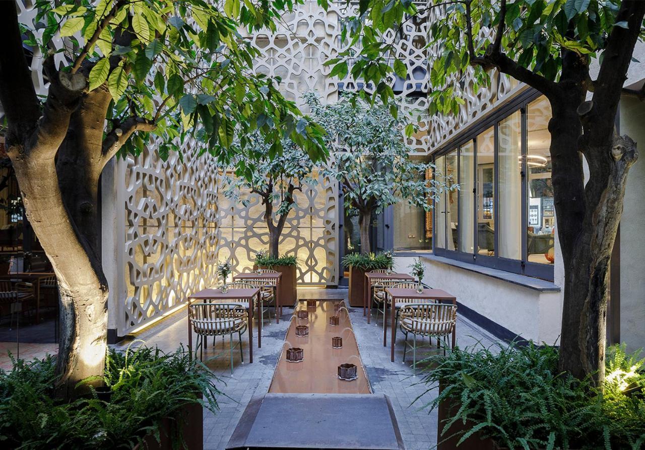 Eme Catedral Mercer Hotel Sevilla Bagian luar foto The courtyard at the hotel