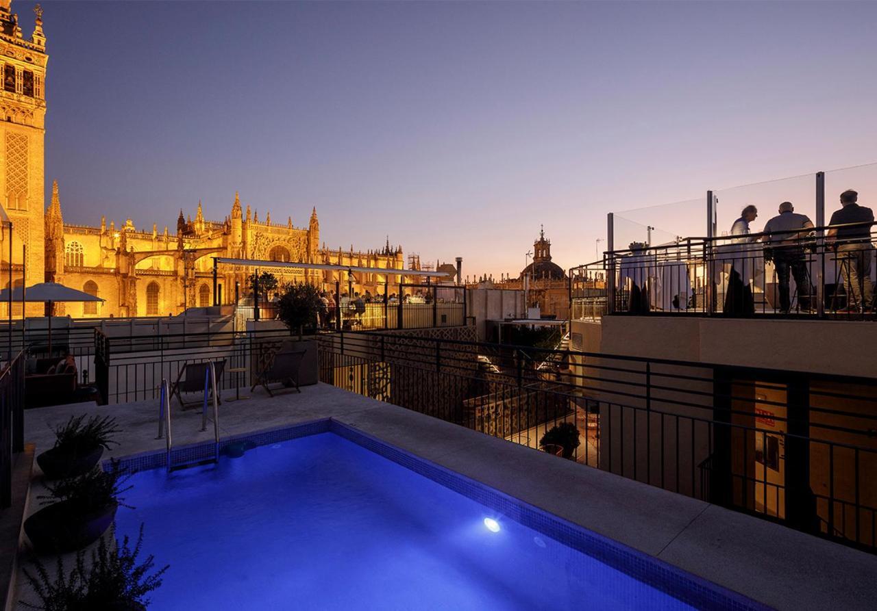 Eme Catedral Mercer Hotel Sevilla Bagian luar foto Rooftop pool at Hotel Casa 1800