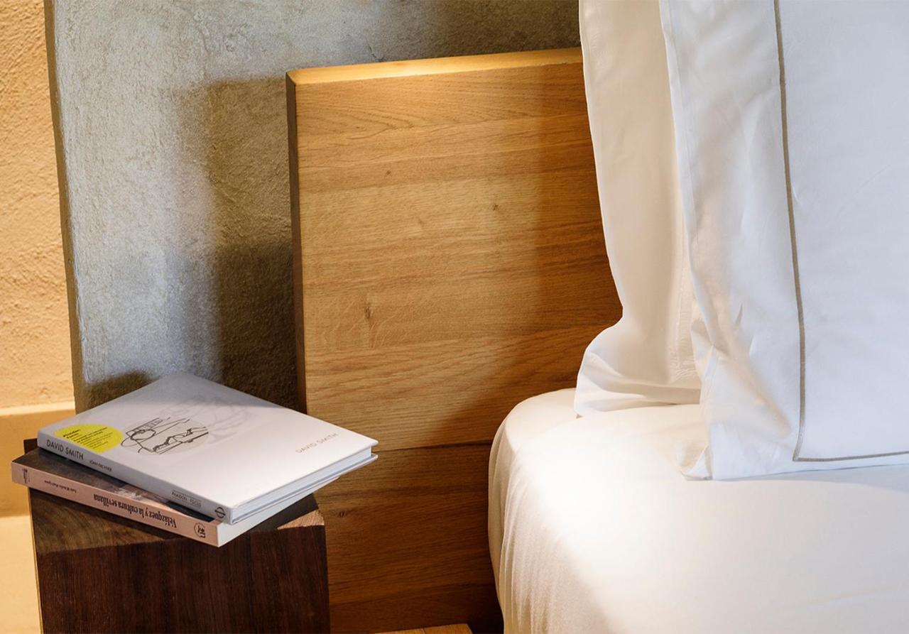 Eme Catedral Mercer Hotel Sevilla Bagian luar foto A bed with a duvet